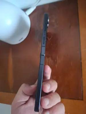 Samsung Galaxy Z Flip7 utilisé depuis un an, en très bon état - Miniature 4