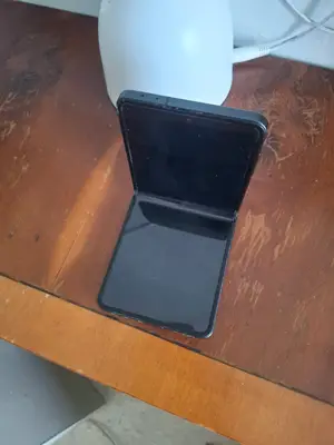 Samsung Galaxy Z Flip7 utilisé depuis un an, en très bon état