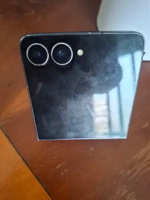 Samsung Galaxy Z Flip7 utilisé depuis un an, en très bon état - Miniature 3