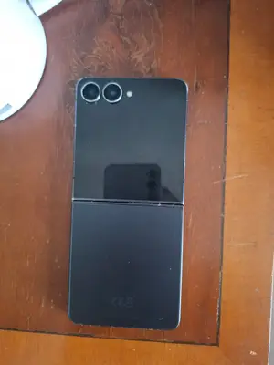 Samsung Galaxy Z Flip7 utilisé depuis un an, en très bon état - Miniature 2