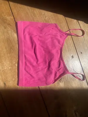 Haut rose pour jeune adolescente