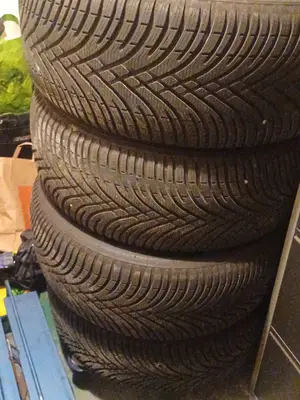 Pneus toutes saisons 255/55 R18 comme neufs