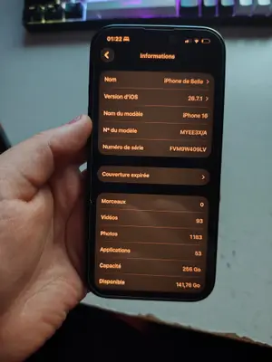 iPhone 16 256 Go en très bon état avec deux coques, chargeur et boîtier