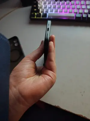 iPhone 16 256 Go en très bon état avec deux coques, chargeur et boîtier - Miniature 5