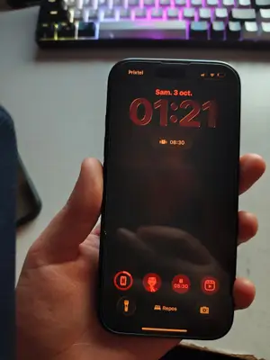 iPhone 16 256 Go en très bon état avec deux coques, chargeur et boîtier - Miniature 2