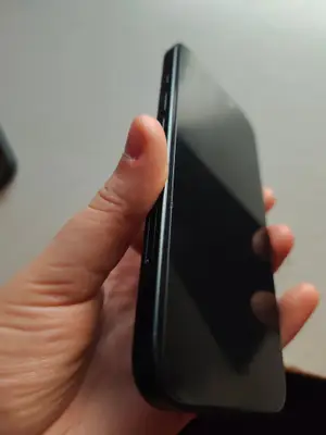 iPhone 16 256 Go en très bon état avec deux coques, chargeur et boîtier - Miniature 3