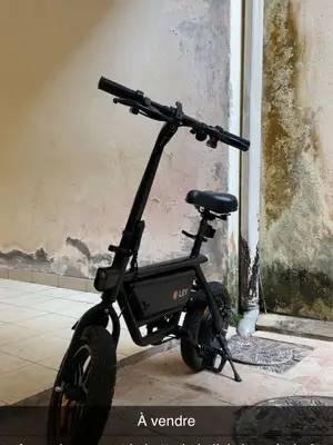 Vélo électrique noir avec batterie neuve