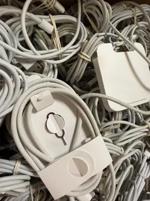 Lot d’environ 4 400 câbles de charge Apple pour iPhone, originaux et testés - Miniature 4