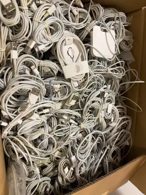 Lot d’environ 4 400 câbles de charge Apple pour iPhone, originaux et testés