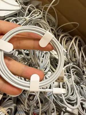 Lot d’environ 4 400 câbles de charge Apple pour iPhone, originaux et testés - Miniature 2