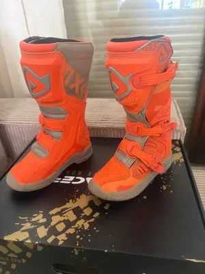 Acerbis taille 33 en parfait état - Miniature 2