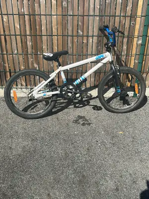 B'twin BMX WIP 500 - Très bon état genouillères casque gants ext.. - Miniature 2