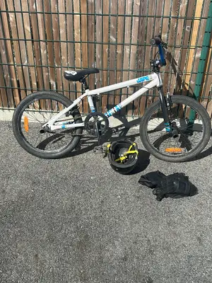 B'twin BMX WIP 500 - Très bon état genouillères casque gants ext..