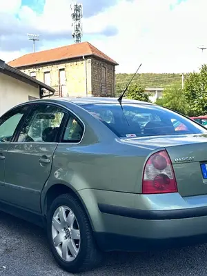 Volkswagen Passat de 2002 en bon état général, vitres électriques en panne - Miniature 4