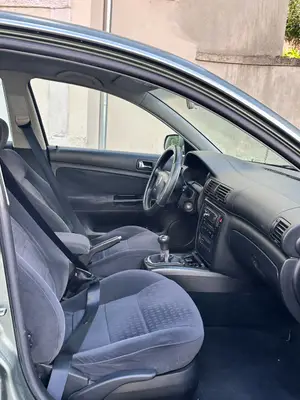 Volkswagen Passat de 2002 en bon état général, vitres électriques en panne - Miniature 3