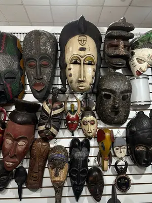 Lot de masques africains artisanaux