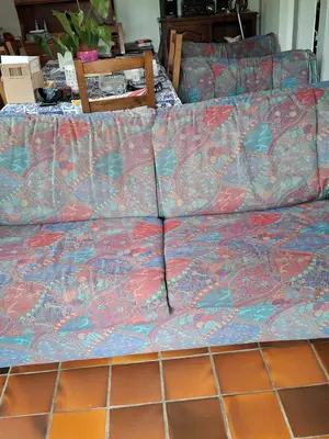 Canapé convertible en tissu avec deux fauteuils, le tout en état correct