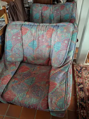 Canapé convertible en tissu avec deux fauteuils, le tout en état correct - Miniature 2
