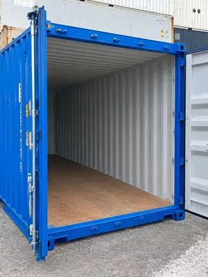 Conteneurs maritimes de différentes tailles et couleurs, intérieur propre - Miniature 4