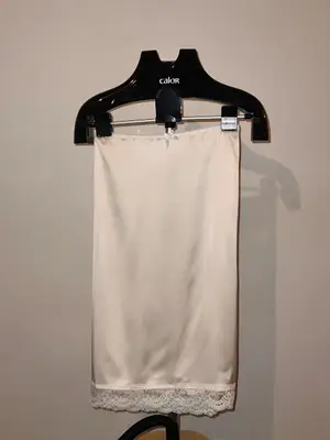 Jupe en satin blanc taille M - Miniature 3