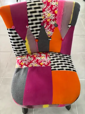 Lot de 2 fauteuils patchwork colorés - un en bon état, un légèrement abîmé - Miniature 2