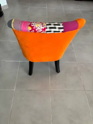 Lot de 2 fauteuils patchwork colorés - un en bon état, un légèrement abîmé
