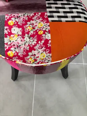 Lot de 2 fauteuils patchwork colorés - un en bon état, un légèrement abîmé - Miniature 3