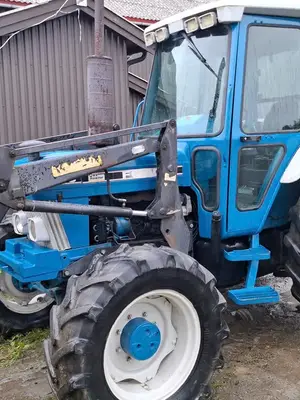 Tracteur Ford 6610 avec chargeur frontal Trima 1320, lame et chaînes arrière