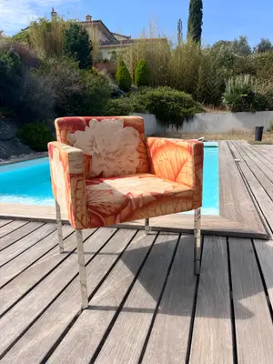 Fauteuil Sancal en tissu fleuri design avec pieds hauts en inox