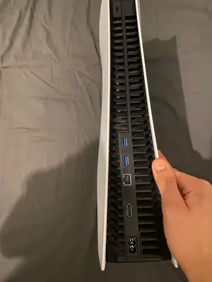 Console PS5 en bon état avec une manette - Miniature 3