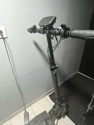 Trottinette électrique 45 km/h - Suspension, écran LCD, pneus 10"