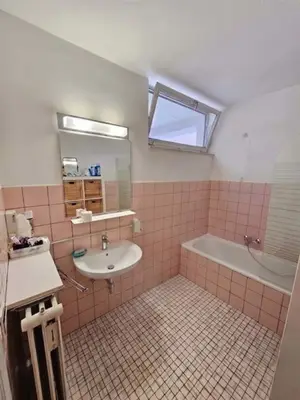 Loft lumineux avec cuisine équipée, chambre sous lucarne et deux balcons - Miniature 5