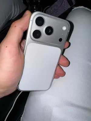 iPhone 17 Pro blanc avec 256 Go de stockage, parfaitem please English ent fonctionnel à Nice
