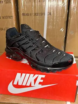 Baskets TN noires, taille 44, neuves