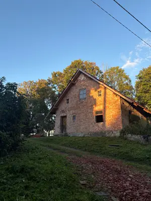 Propriété rurale à rénover avec terrain et bâtiment agricole en Mazurie