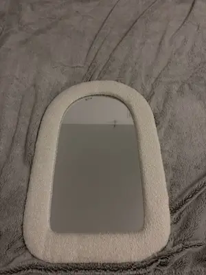 Miroir décoratif beige effet bouclé