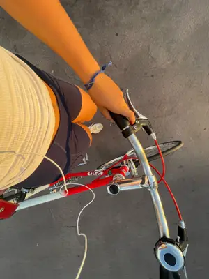 Vélo vintage blanc et rouge en très bon état, freins et vitesses fonctionnels - Miniature 2
