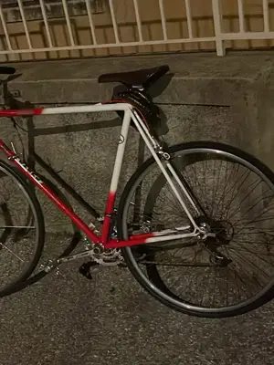 Vélo vintage blanc et rouge en très bon état, freins et vitesses fonctionnels - Miniature 3