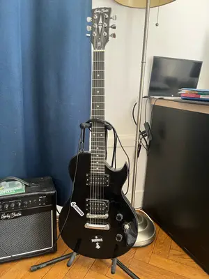 Guitare électrique Harley Benton avec ampli, défaut sur la tête - Miniature 2