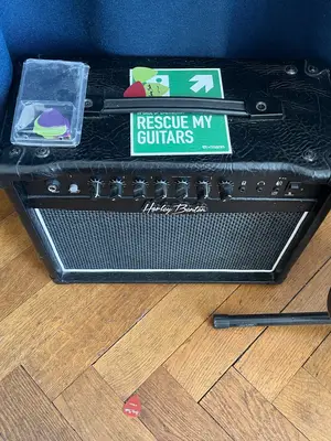 Guitare électrique Harley Benton avec ampli, défaut sur la tête - Miniature 5