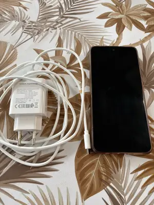 Smartphone Honor X7b en bon état de marche avec chargeur et câble inclus