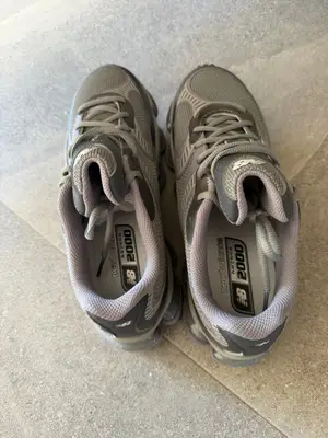 Baskets New Balance 2002R grises et violettes - Miniature 4