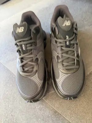 Baskets New Balance 2002R grises et violettes - Miniature 3