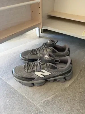 Baskets New Balance 2002R grises et violettes