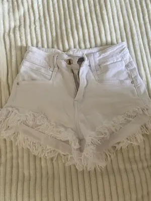 Short en jean blanc taille XS - Bords effilochés - Miniature 3