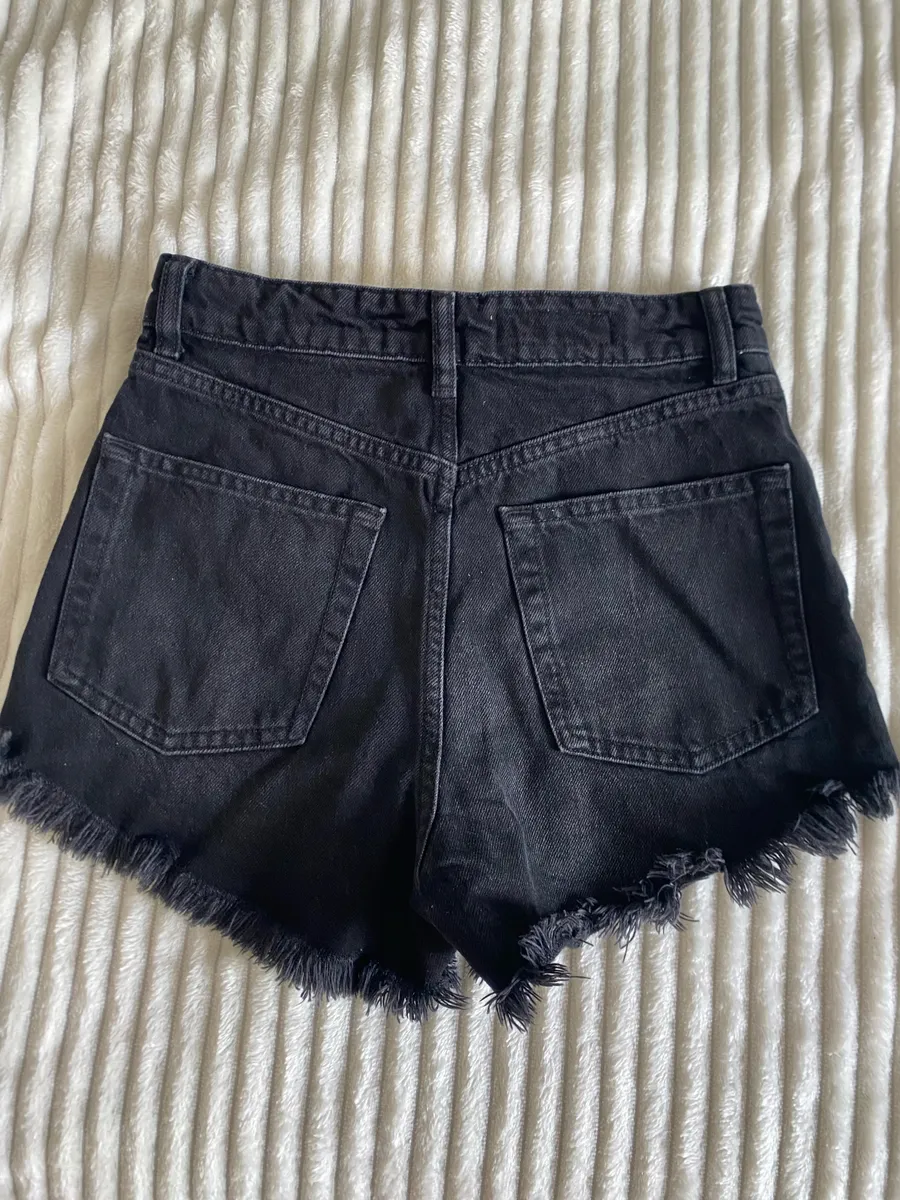 ### đ€ Short en jean ZARA
Short en jean noir ZARA, taille **32 (XS/S)**.
TrÚs bon état, porté seule - Photo 1