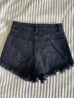 ### 🖤 Short en jean ZARA

Short en jean noir ZARA, taille **32 (XS/S)**.
Très bon état, porté seule