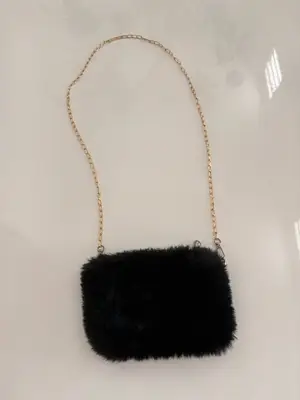 Sac noir en fourrure