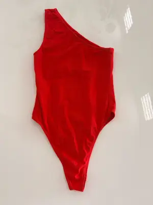 Body rouge une manche