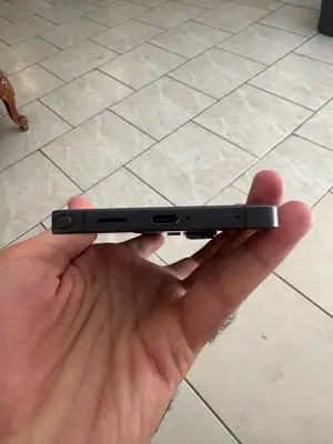 Samsung Galaxy S26 Ultra 256 Go en très bon état avec boîte et accessoires - Miniature 4